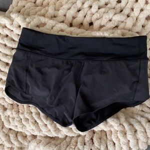 Lululemon Speed Up 2.5” Black Shorts!        Like New!